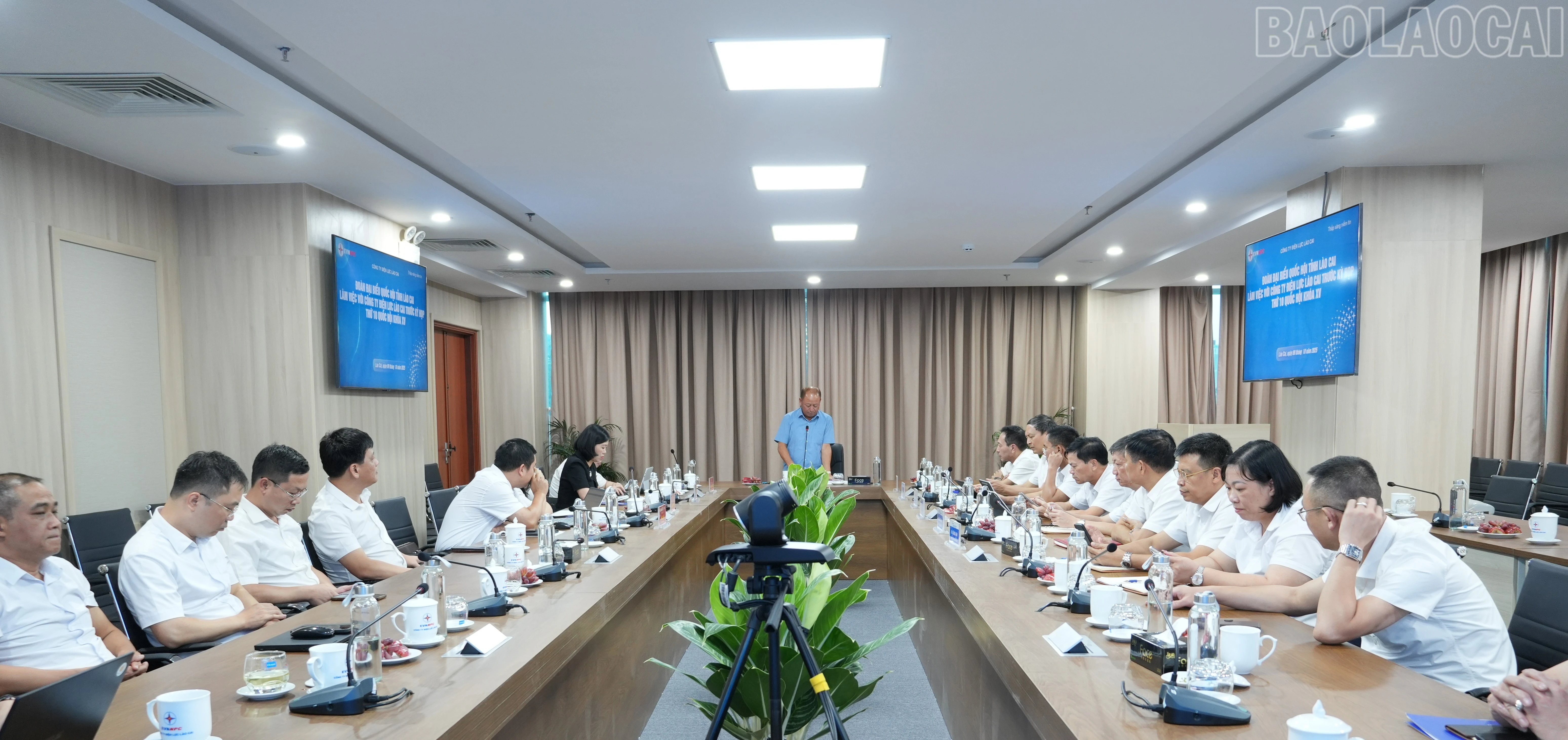 baolaocai-tr_quang-canh-buoi-lam-viec.jpg