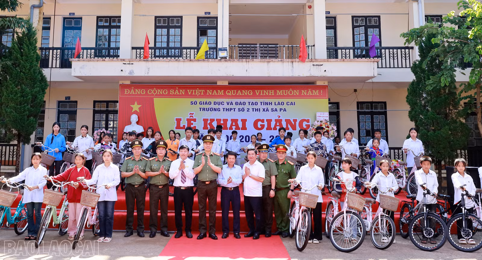 Đại tá Cao Minh Huyền, Giám đốc Công an tỉnh trao tặng xe đạp cho học sinh trên địa bàn thị xã Sa Pa.