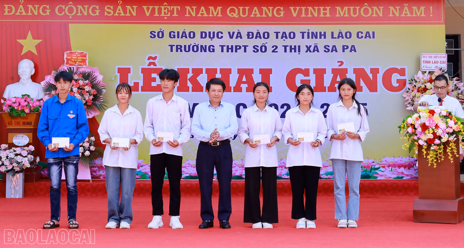 Đồng chí Nguyễn Văn Minh, Giám đốc Sở Nội vụ tỉnh trao học bổng cho học sinh nghèo vượt khó của Trường THPT số 2 thị xã Sa Pa.