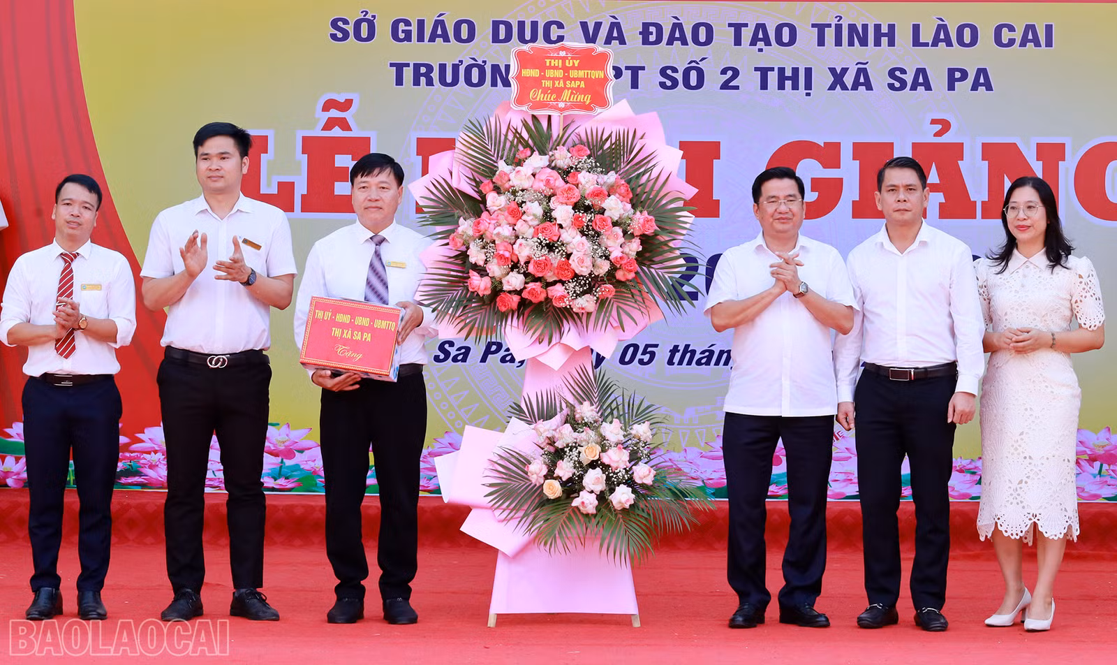 Chủ tịch UBND thị xã Sa Pa tặng hoa, quà chúc mừng thầy và trò Trường THPT số 2 thị xã Sa Pa.