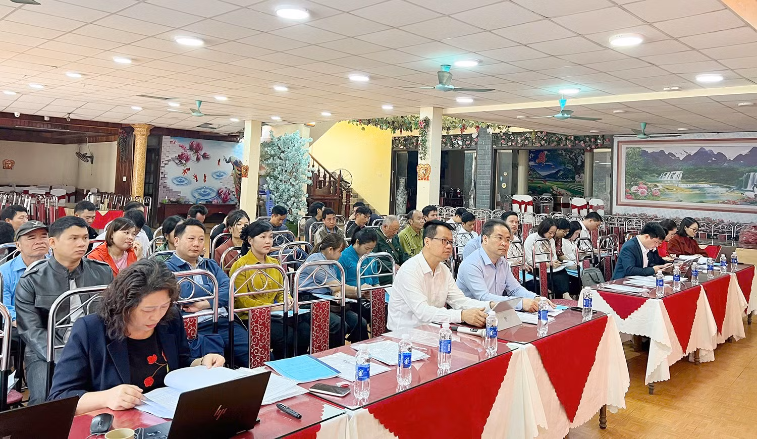 lanh-dao-so-vhtt-dl-ubnd-huyen-bac-ha-va-ddhtn-tham-du-hoi-thao.jpg