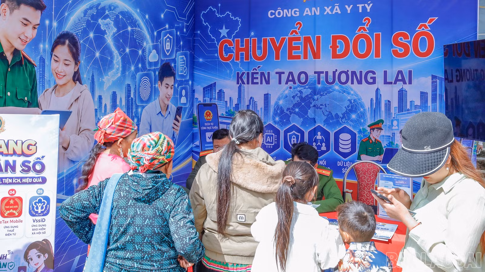 Các chiến sĩ Công an xã hướng dẫn, hỗ trợ người dân thực hiện chuyển đổi số ngay tại không gian lễ hội.