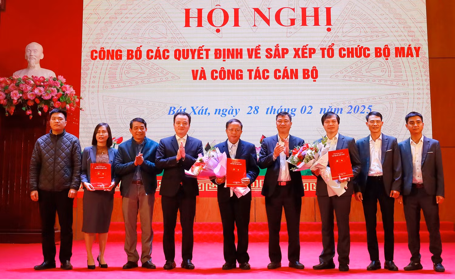 Trao quyết định thành lập, quyết định điều động và bổ nhiệm lãnh đạo Ban Tuyên giáo và Dân vận Huyện ủy.
