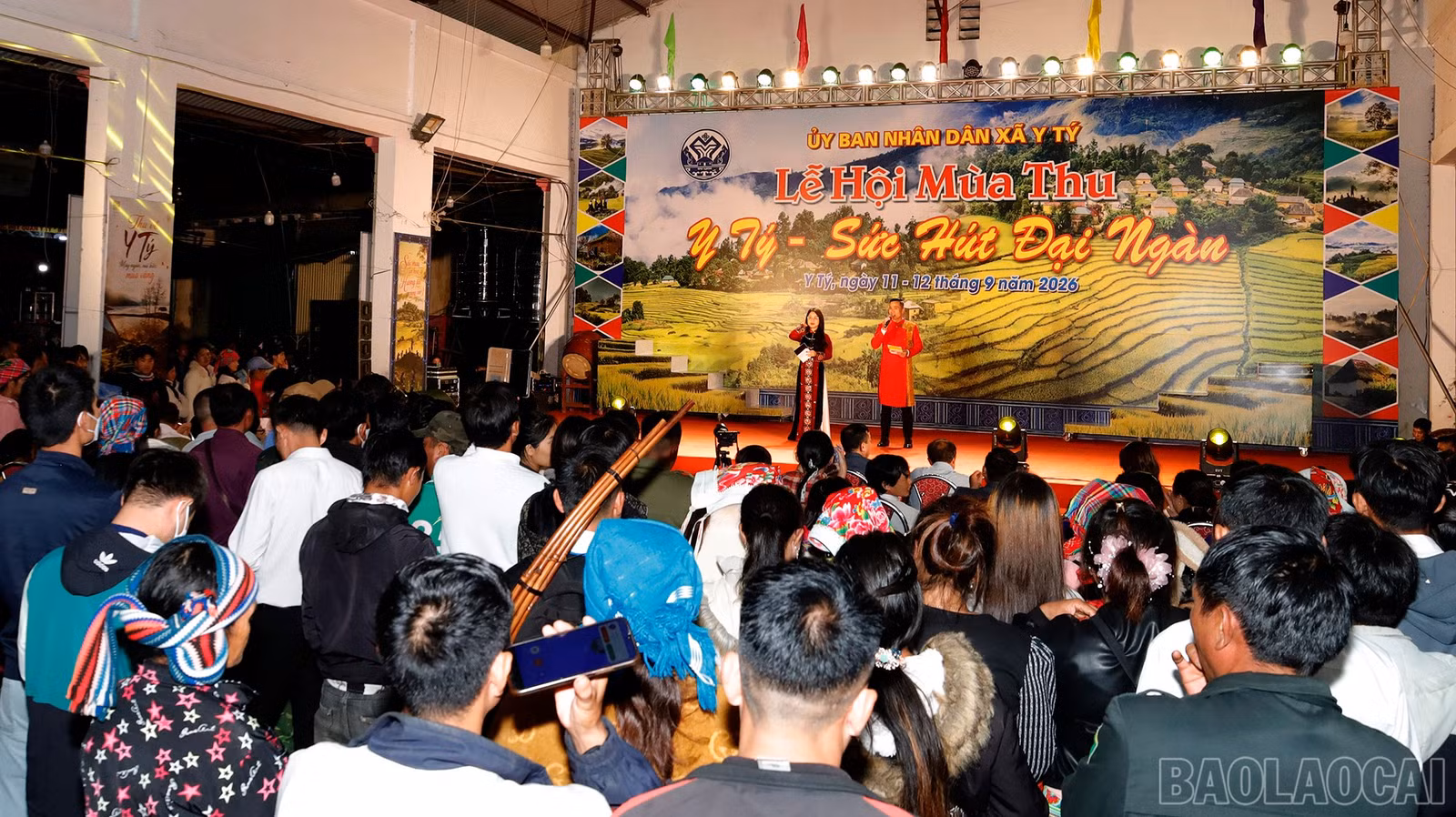 Đông đảo người dân và du khách đến xem Hội thi trình diễn trang phục các dân tộc xã Y Tý.