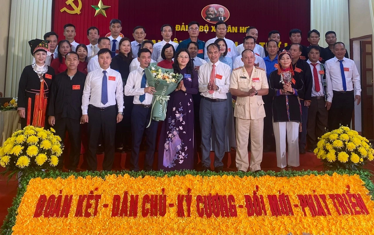 Đồng chí Giàng Thị Dung, Phó Bí thư Tỉnh ủy, Chủ tịch Ủy ban Mặt trận Tổ quốc Việt Nam tỉnh tặng hoa chúc mừng Ban Chấp hành Đảng bộ xã Tân Hợp nhiệm kỳ 2025 - 2030.