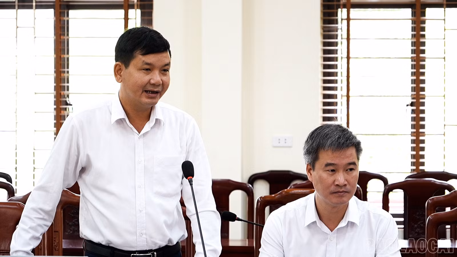 Lãnh đạo các xã báo cáo tình hình giải ngân vốn đầu tư công và thu ngân sách trên địa bàn.