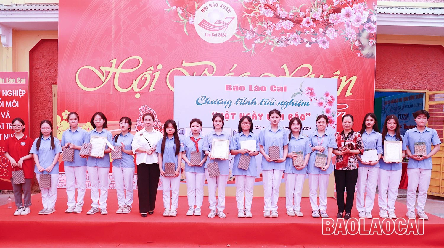 trao giải.jpg