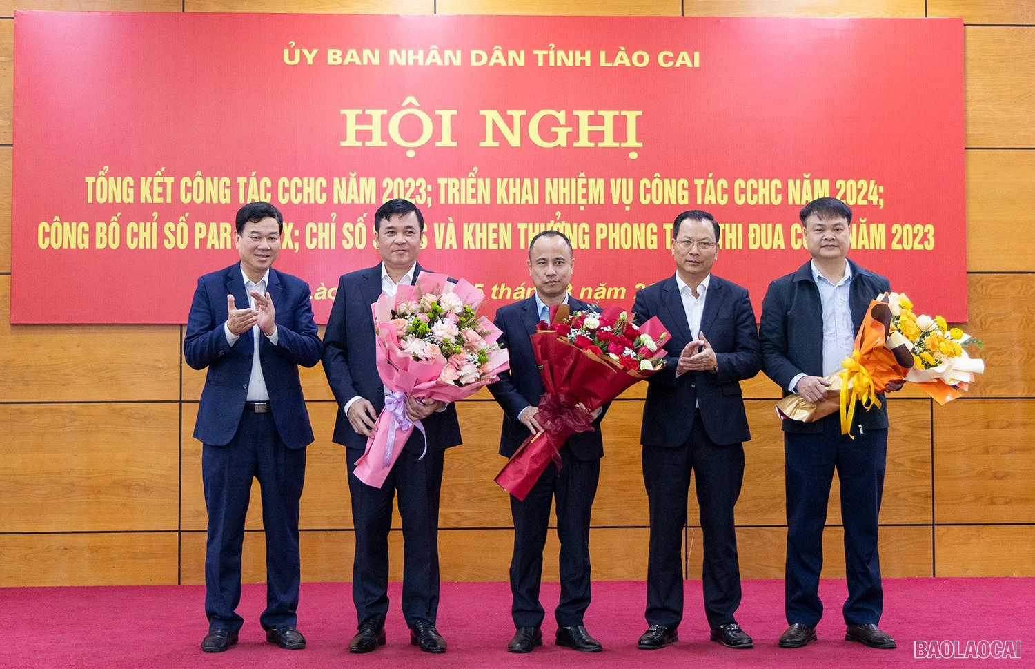 trao hoa.jpg