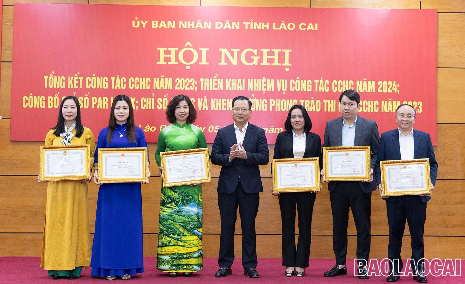 trao bằng khen 2.jpg