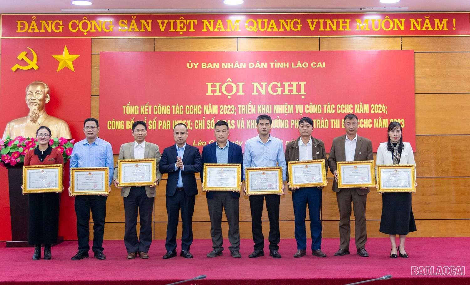 trao bằng khen.jpg
