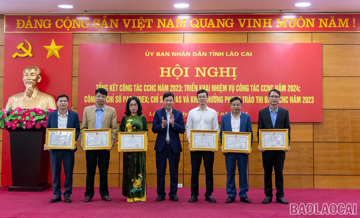 trao bằng khen 3.jpg