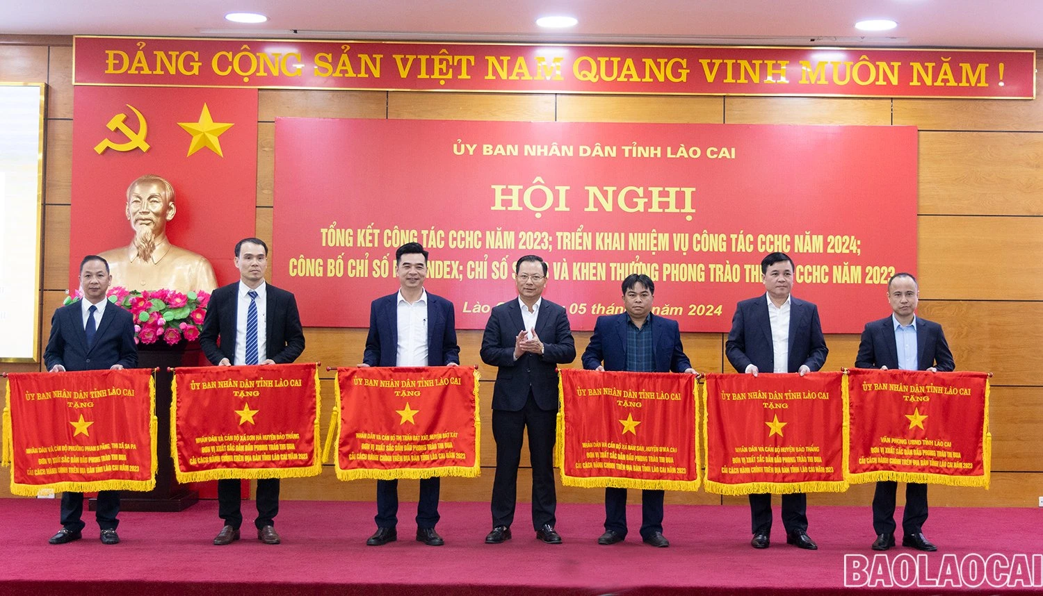 trao cờ thi đua.jpg
