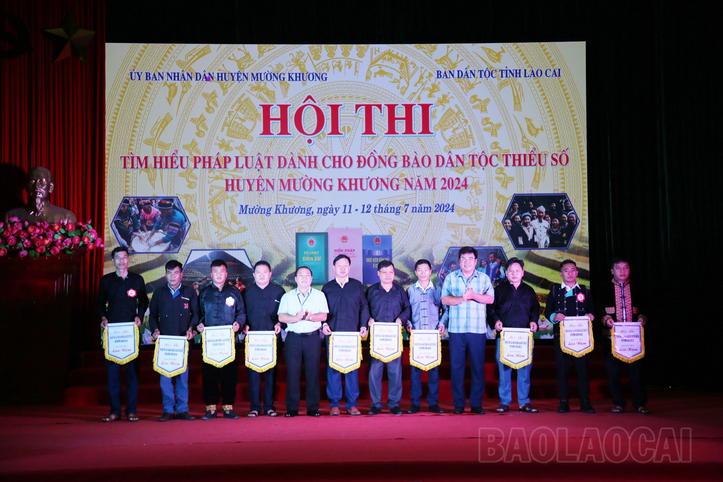 trao cờ.JPG