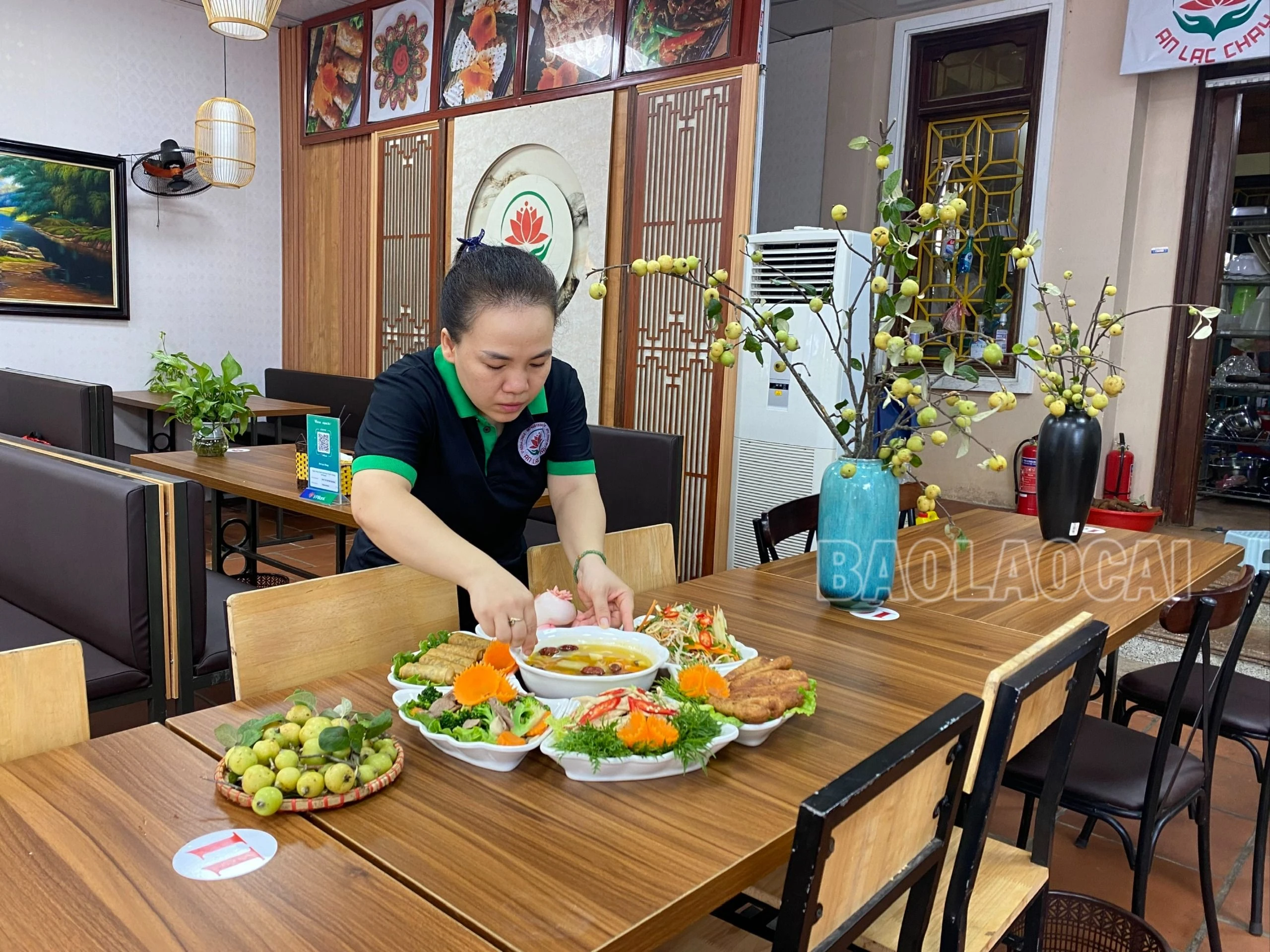 Chị Hằng chuẩn bị đồ cúng chay cho khách hàng.jpg