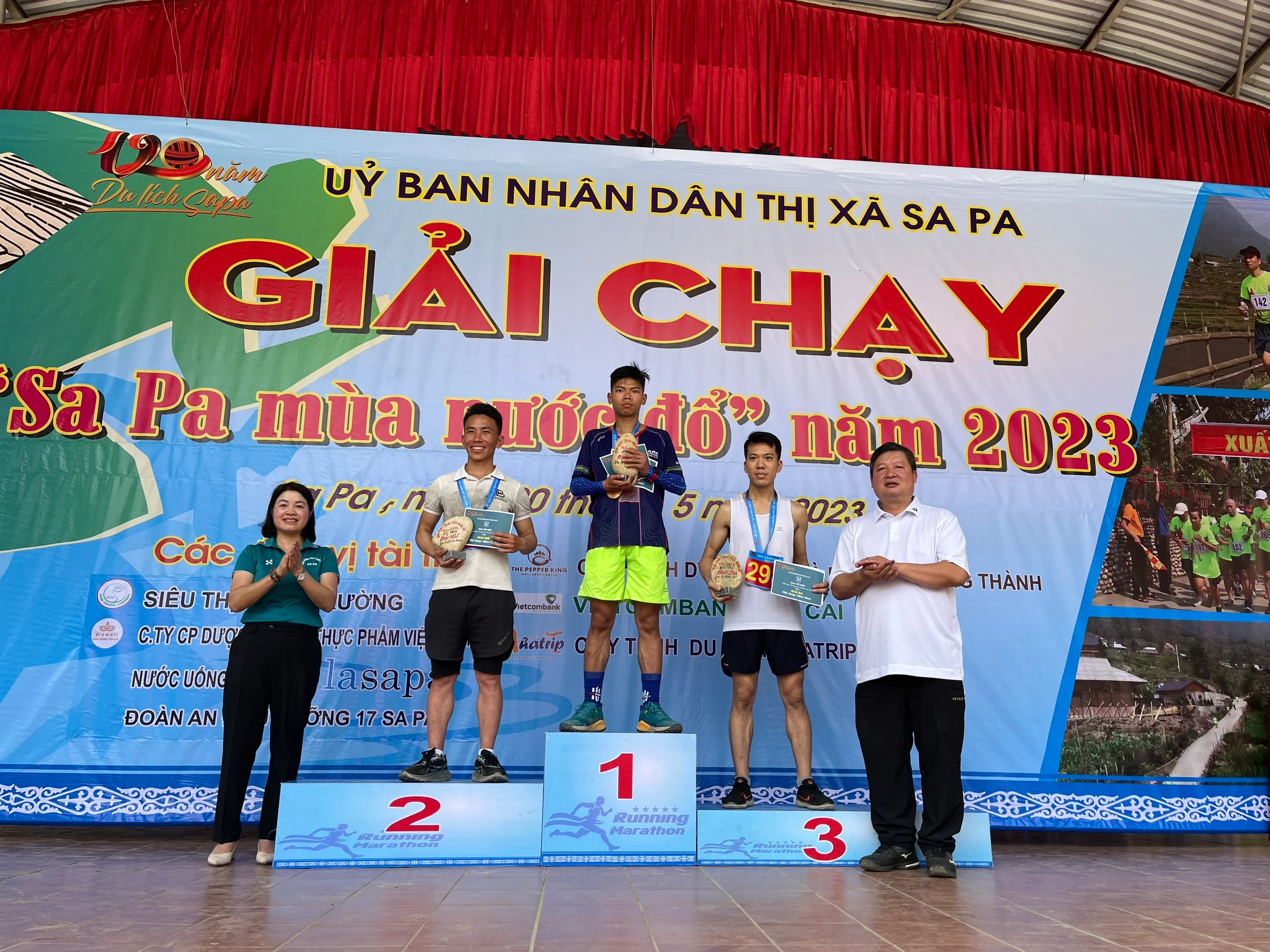 trao giải nam.jpg
