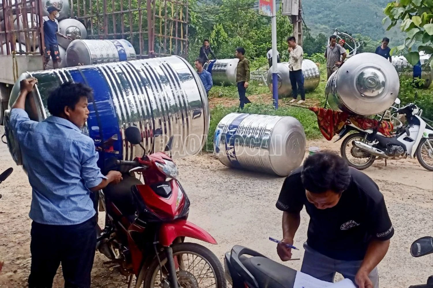 Các hộ dân nhận bồn chứa nước..jpg