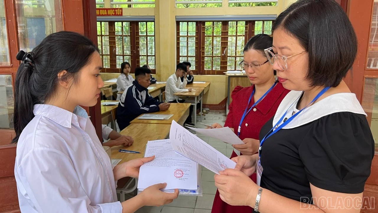 Giám thị gọi thí sinh vào phòng thi.