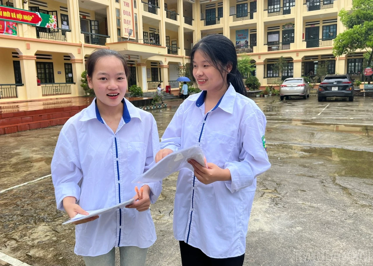 Thí sinh huyện Bắc Hà phấn khởi sau môn thi đầu tiên.