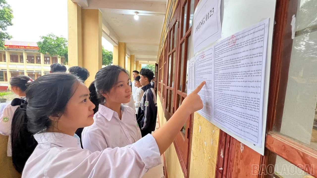 Thí sinh tại điểm thi số 1 huyện Bắc Hà kiểm tra lại thông tin trước khi vào phòng thi.