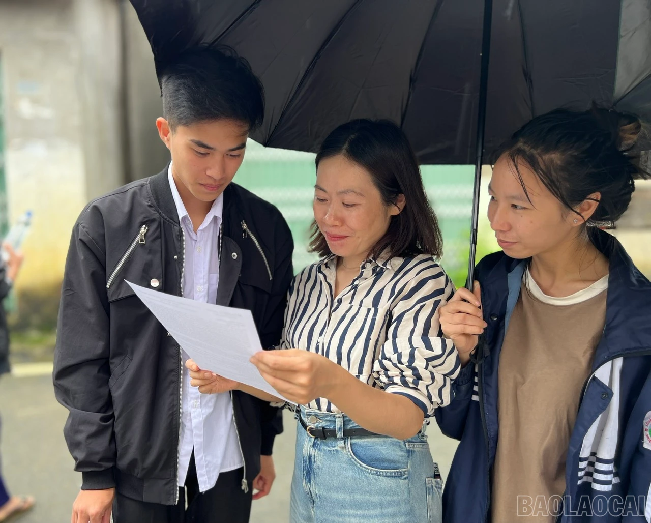 Cô giáo động viên học sinh sau môn thi đầu tiên.