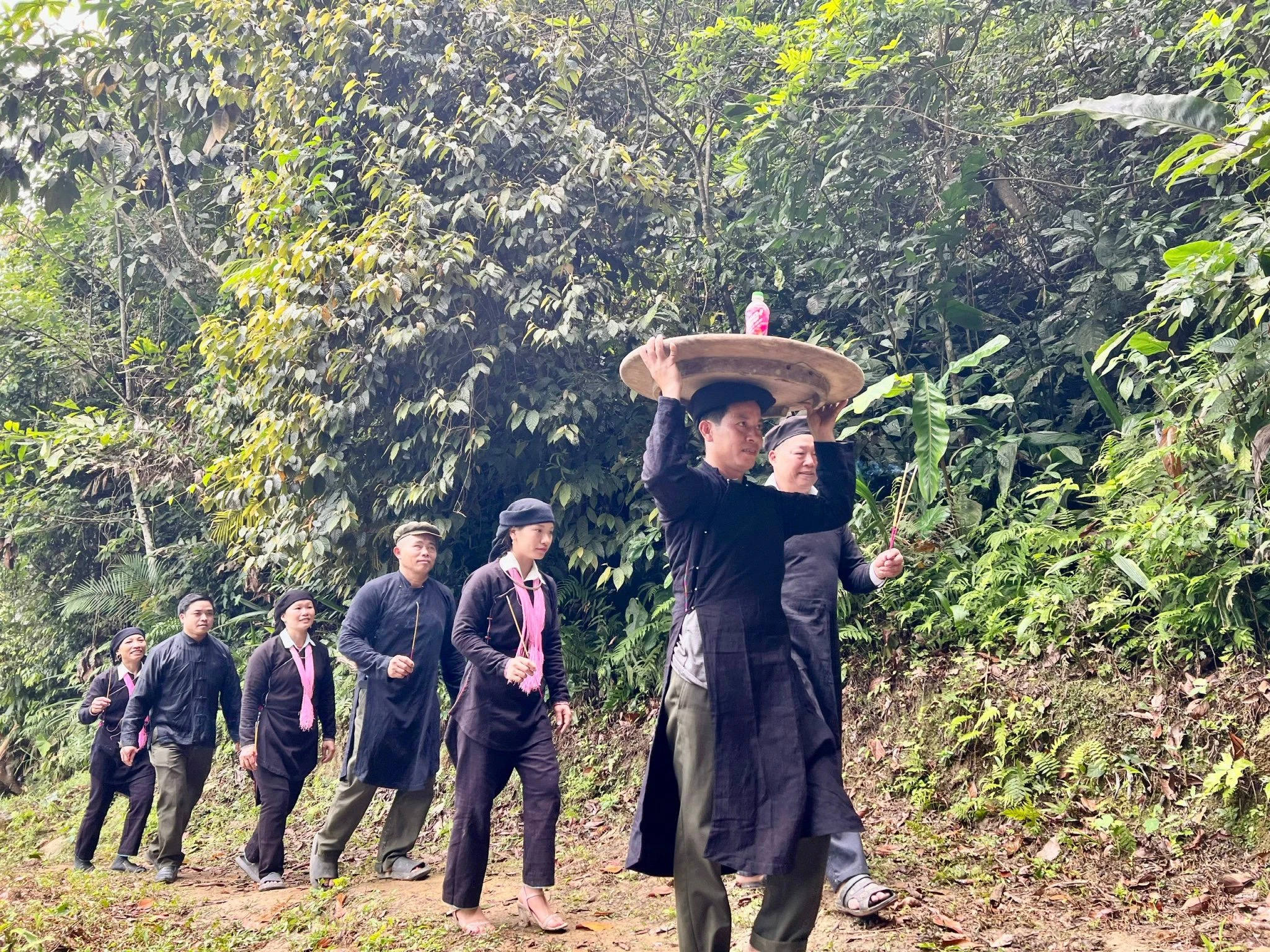 Người dân thôn Cốc Sâm, xã Cốc Ly dâng lễ cúng rừng..jpg