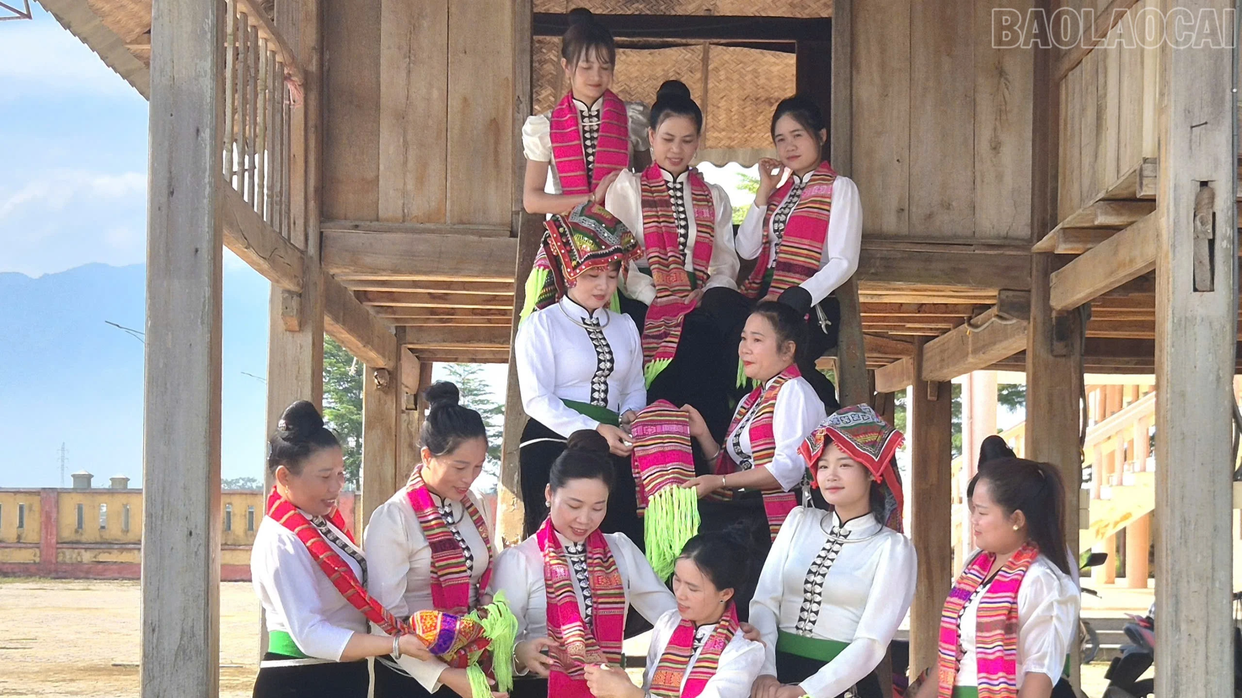 baolaocai-tr_thieu-nu-thai-duyen-dang-cung-khan-pieu-3603.jpg