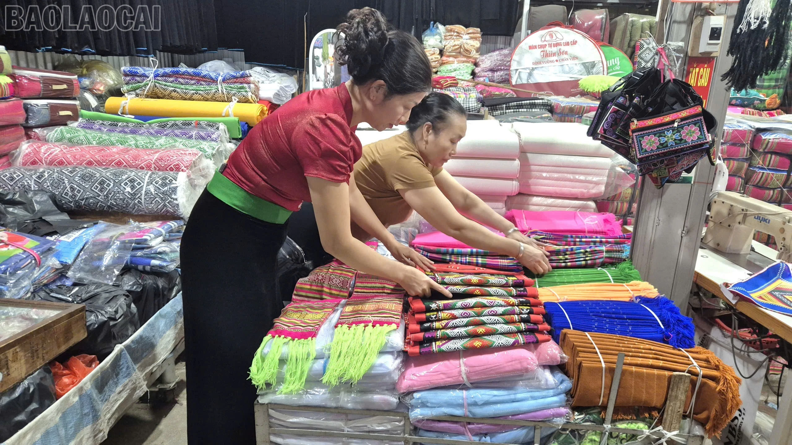 baolaocai-tl_chi-dinh-thi-on-ben-quay-hang-khan-pieu-4356.jpg