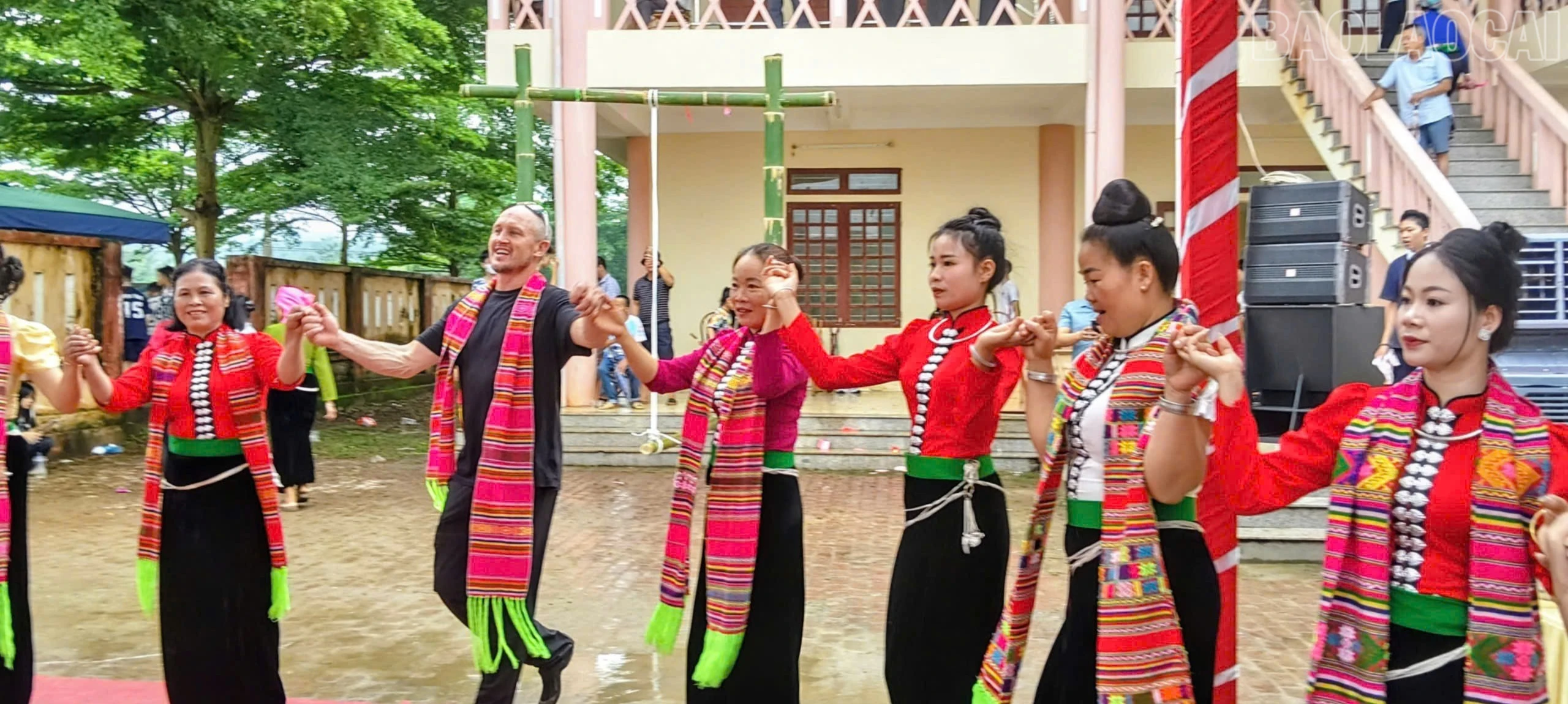 Du khách nước ngoài háo hức nhập vào vòng xòe.