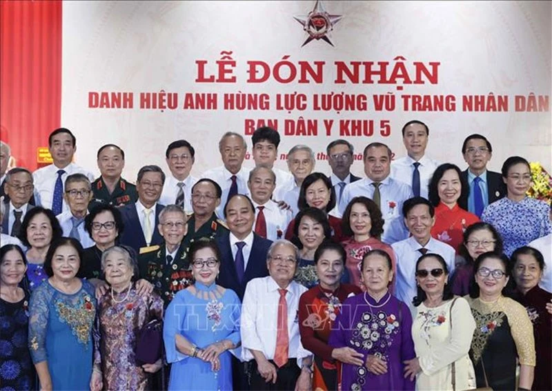 Chủ tịch nước Nguyễn Xuân Phúc trao danh hiệu Anh hùng Lực lượng vũ trang nhân dân tặng Ban Dân y Khu 5 ảnh 4 Chủ tịch nước Nguyễn Xuân Phúc trao danh hiệu Anh hùng Lực lượng vũ trang nhân dân tặng Ban Dân y Khu 5