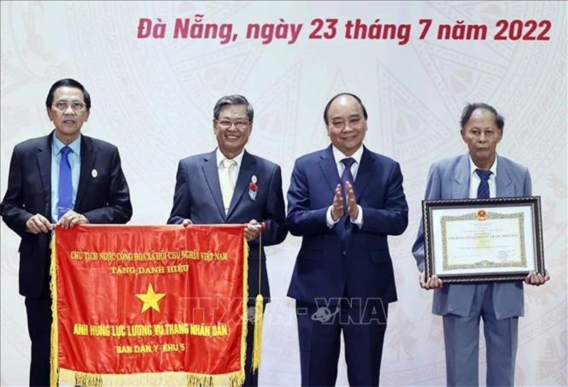 Chủ tịch nước Nguyễn Xuân Phúc trao danh hiệu Anh hùng Lực lượng vũ trang nhân dân tặng Ban Dân y Khu 5 ảnh 3 Chủ tịch nước Nguyễn Xuân Phúc trao danh hiệu Anh hùng Lực lượng vũ trang nhân dân tặng Ban Dân y Khu 5