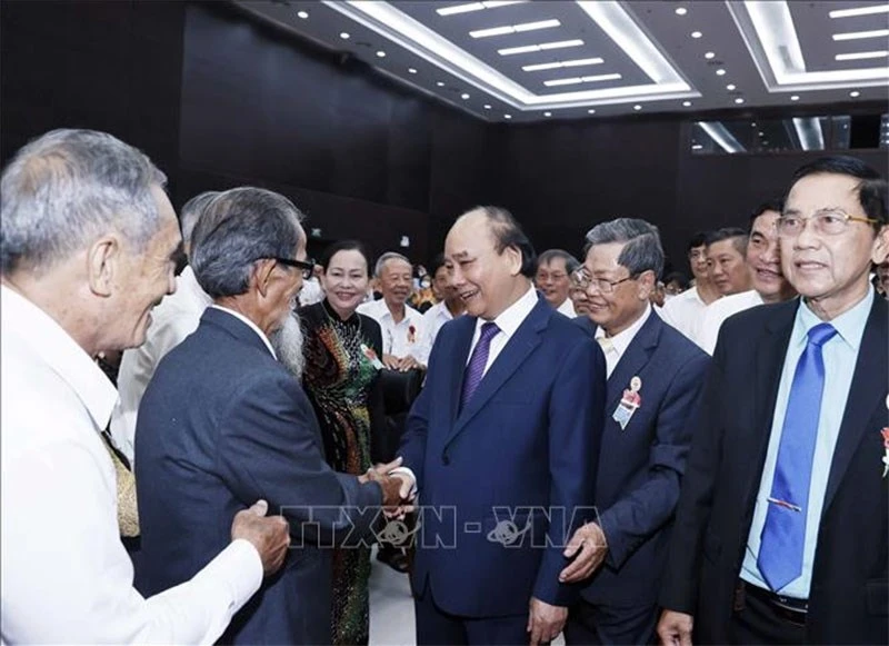 Chủ tịch nước Nguyễn Xuân Phúc trao danh hiệu Anh hùng Lực lượng vũ trang nhân dân tặng Ban Dân y Khu 5 ảnh 2 Chủ tịch nước Nguyễn Xuân Phúc trao danh hiệu Anh hùng Lực lượng vũ trang nhân dân tặng Ban Dân y Khu 5