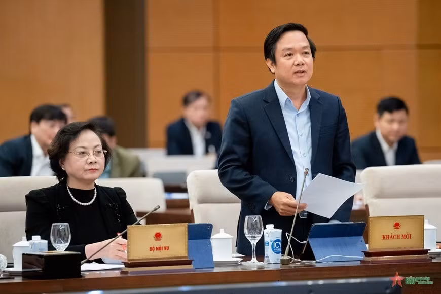 Chủ tịch Ủy ban nhân dân tỉnh Ninh Bình Phạm Quang Ngọc phát biểu tại phiên họp. Ảnh: PHẠM THẮNG