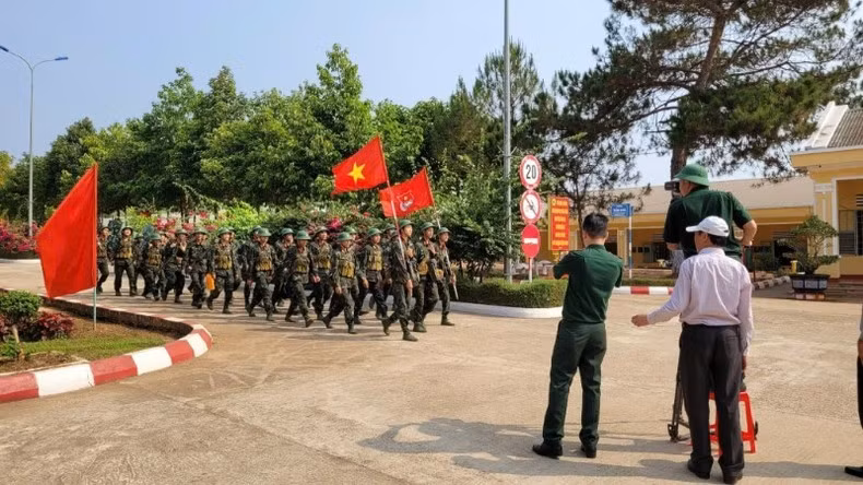 Cảnh ghi hình phim tài liệu "Tiến bước dưới quân kỳ".