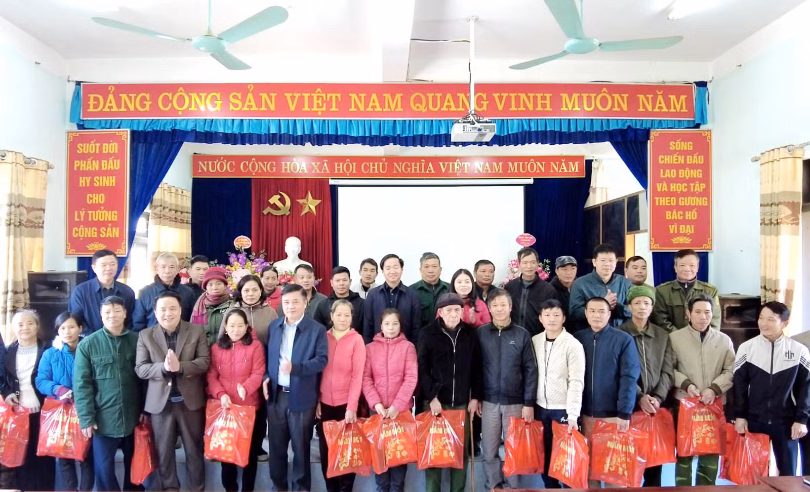 tang-qua-tet-phog-nien.jpg
