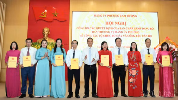 Đảng ủy phường Cam Đường công bố quyết định thành lập 15 tổ chức đảng trực thuộc