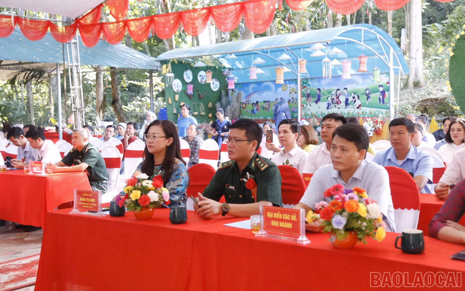 Các đại biểu tham dự lễ khai giảng.