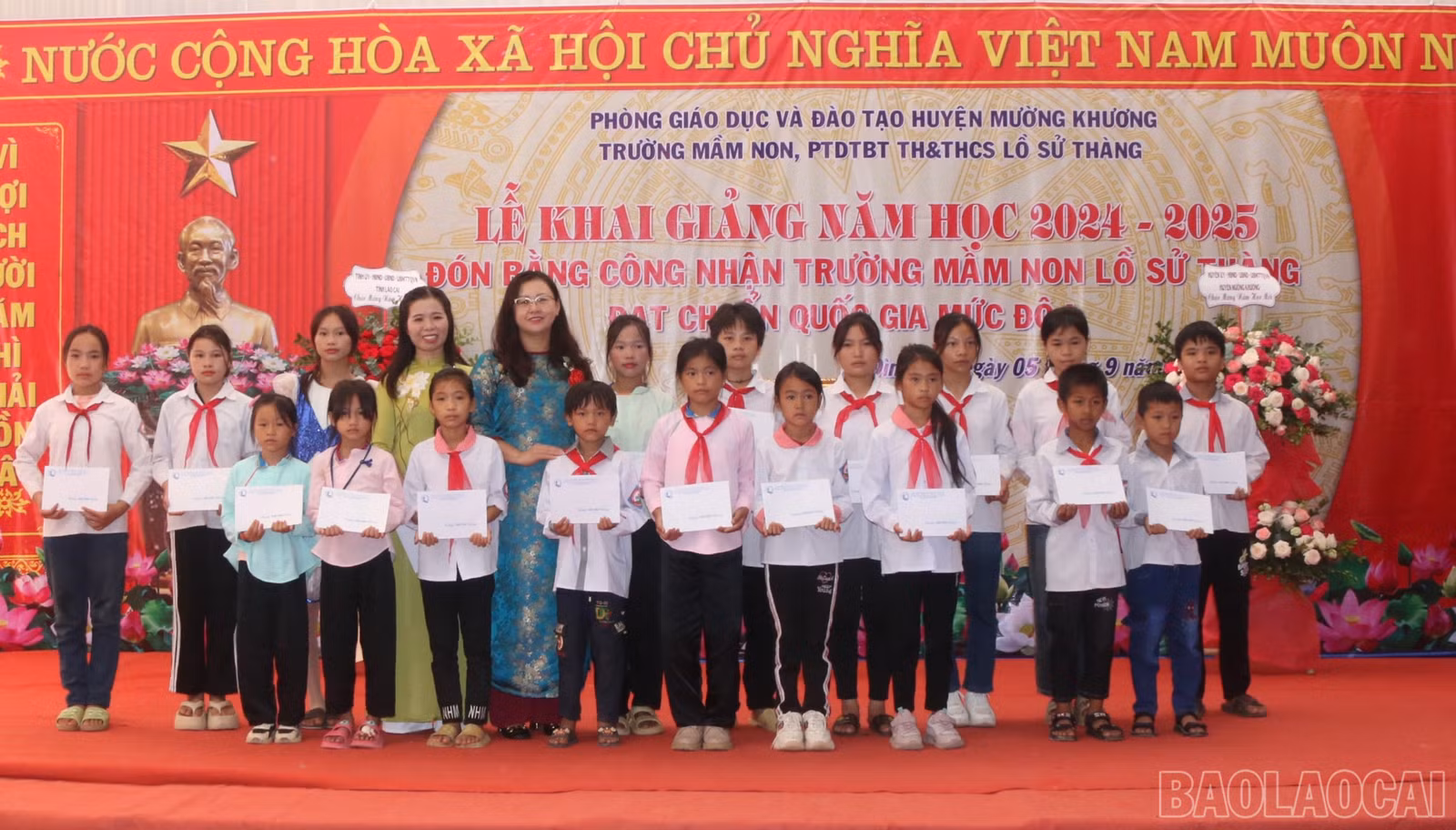 Đồng chí Giàng Thị Dung, Phó Chủ tịch UBND tỉnh trao học bổng cho học sinh.