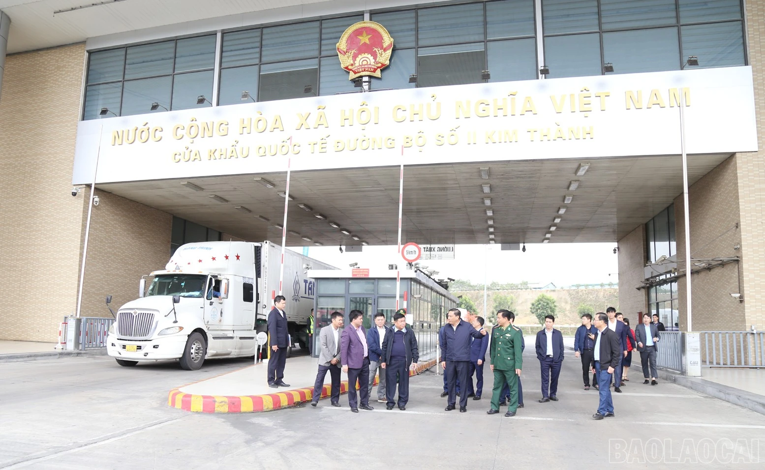 Bộ trưởng Bộ Kế hoạch và Đầu tư Nguyễn Chí Dũng kiểm tra hoạt động xuất - nhập khẩu tại Cửa khẩu Quốc tế đường bộ số II Kim Thành.