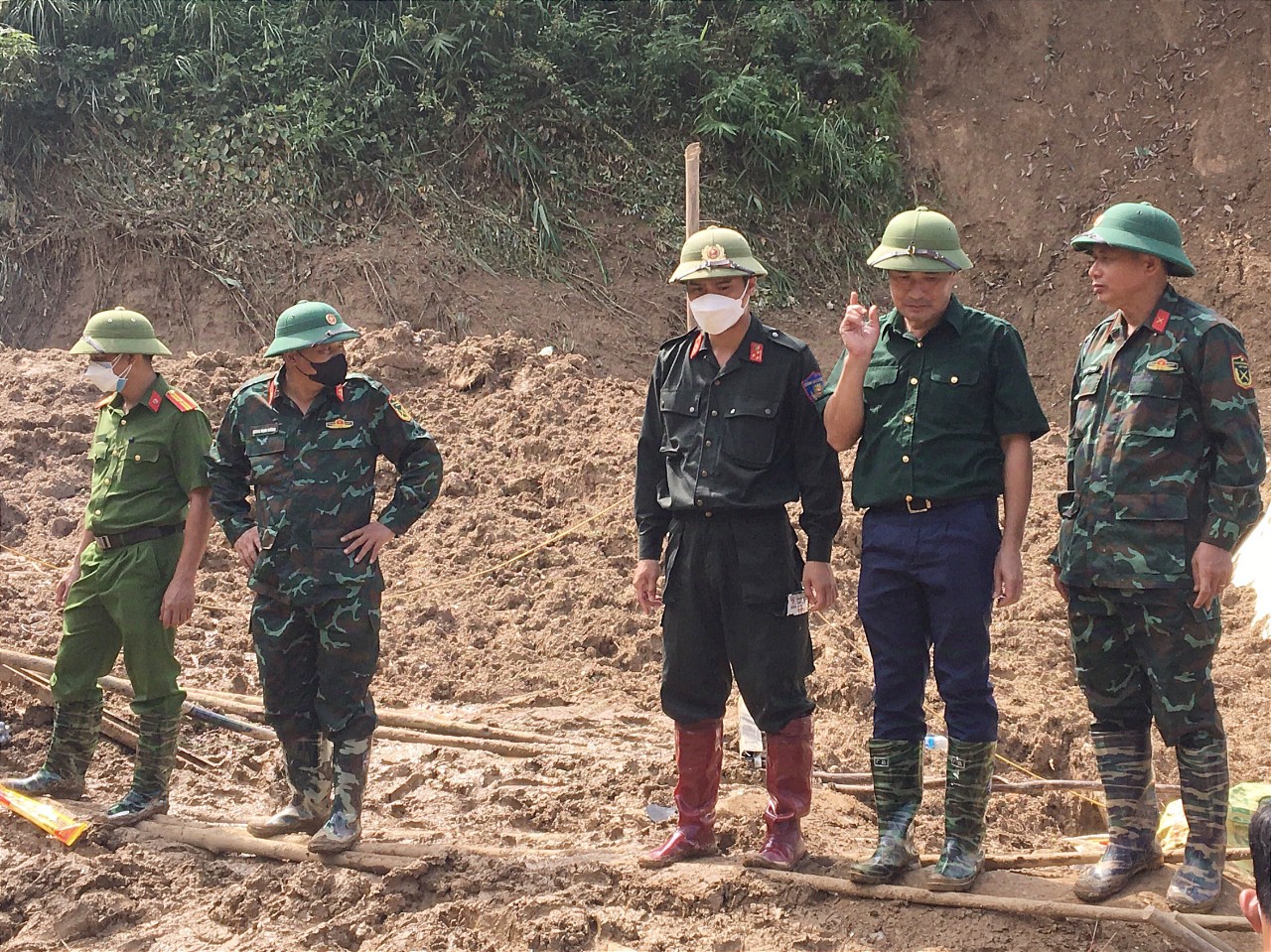 Phó Bí thư Thường trực Tỉnh uỷ Vũ Xuân Cường yêu cầu các lực lượng cần kiên trì và khẩn trương tìm kiếm người mất tích sớm nhất có thể. C10.jpg