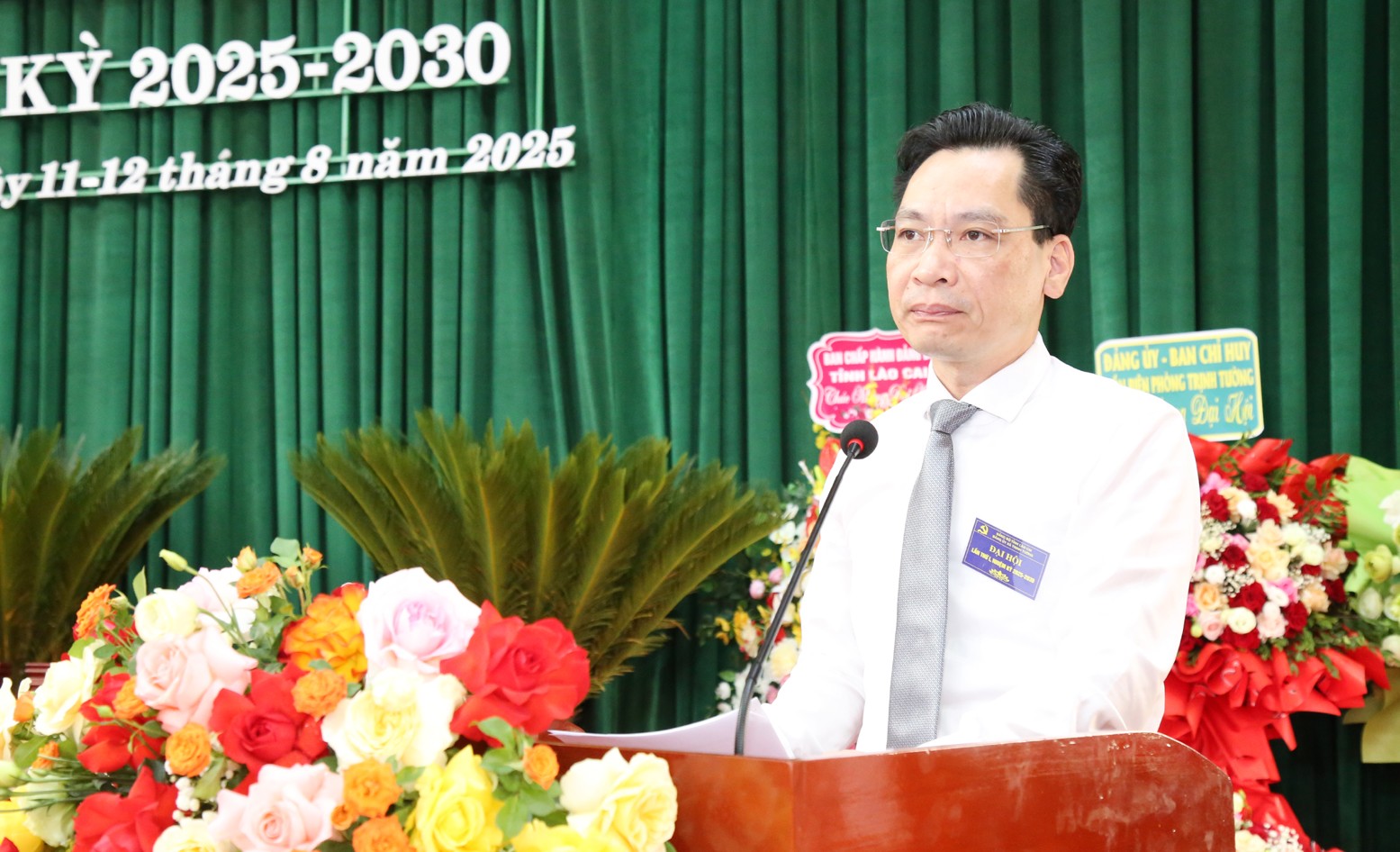 Đồng chí Phí Công Hoan - Tỉnh ủy viên, Giám đốc Sở Xây dựng tỉnh Lào Cai phát biểu chúc mừng Đại hội. Đồng chí Phí Công Hoan - Tỉnh ủy viên, Giám đốc Sở Xây dựng tỉnh Lào Cai phát biểu chúc mừng Đại hội.