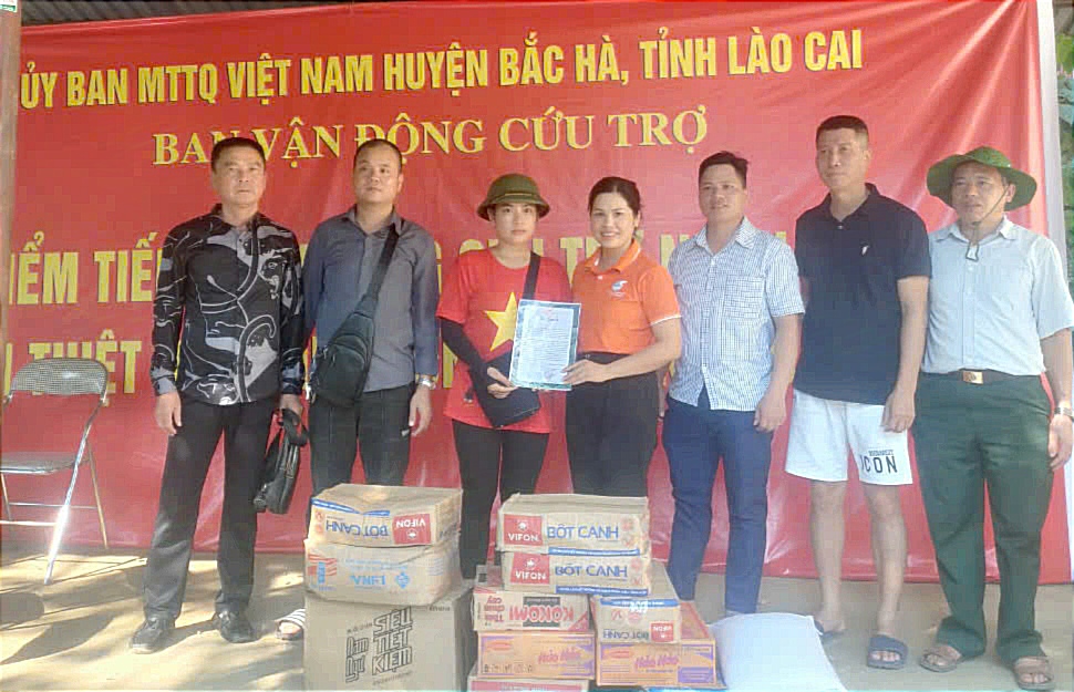 Nhiều nhóm thiện nguyện, các câu lạc bộ, cá nhân đã trực tiếp mang đồ dùng thiết yếu hỗ trợ cho Nhân dân vùng lũ Bắc Hà. B5.jpg