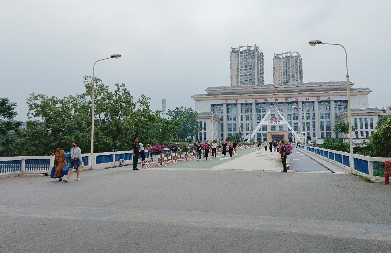 Lực lượng biên phòng tăng cường lực lượng đảm bảo kiểm soát tốt hoạt động xuất - nhập cảnh tại Cửa khẩu Quốc tế Lào Cai. a8.jpg