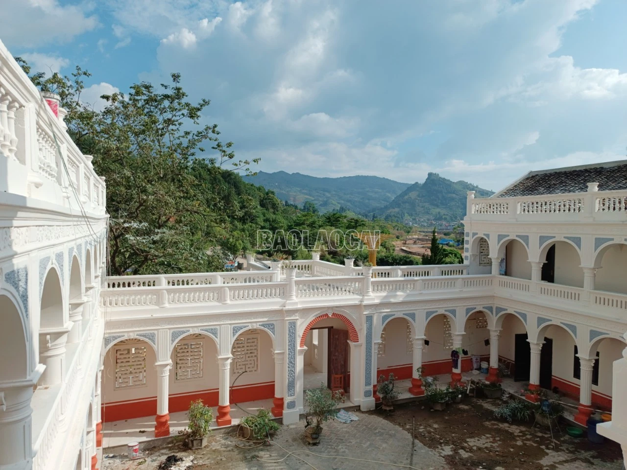 Dinh được xây dựng trên một quả đồi ở trung tâm thị trấn Bắc Hà, phía sau, hai bên đều có núi, phía trước là một dòng suối uốn lượn và một quả núi hình mẹ bồng con - một khung cảnh rất “sơn thủy hữu tình”.