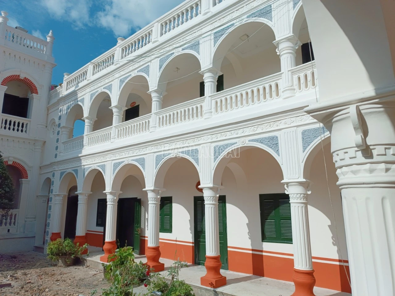 Hai bên tả - hữu là hai dãy nhà có bố cục giống nhau. Mỗi dãy hai tầng, thấp hơn gian nhà chính, mỗi tầng gồm 3 gian với tổng diện tích 300 m2.