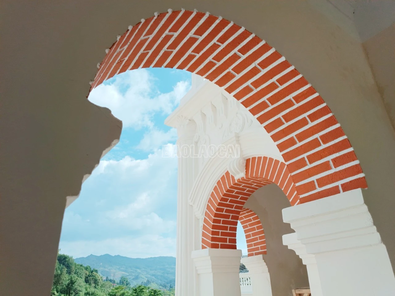 Tất cả các hành lang trong của dinh đều có mái che được thiết kế theo lối kiến trúc Pháp, pha lẫn kiến trúc nhà sàn của người Tày.