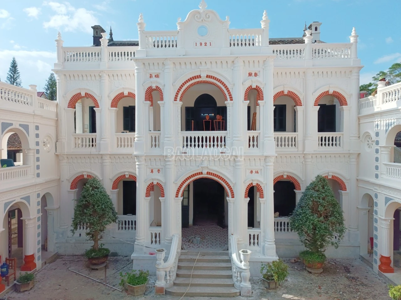 Di tích kiến trúc nghệ thuật dinh Hoàng A Tưởng (Bắc Hà) được xây dựng trong giai đoạn 1914 - 1921. Đây là điểm nhấn thu hút du khách đến Bắc Hà.