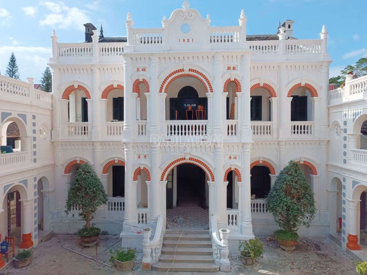 Di tích kiến trúc nghệ thuật dinh Hoàng A Tưởng (Bắc Hà) được xây dựng trong giai đoạn 1914 - 1921. Đây là điểm nhấn thu hút du khách đến Bắc Hà.