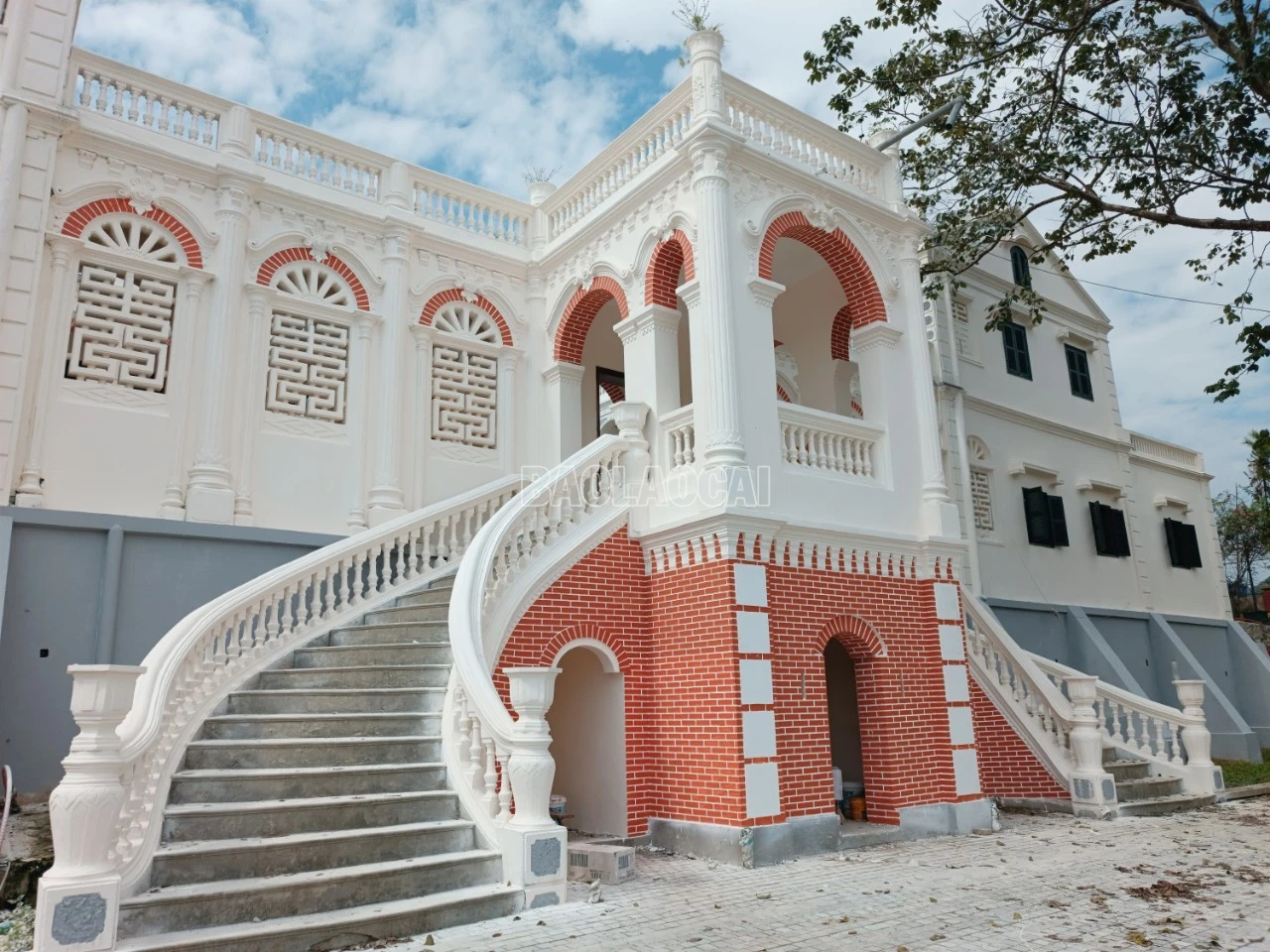 Cầu thang hai bên tới phòng chờ trước khi bước vào khoảng sân trời.