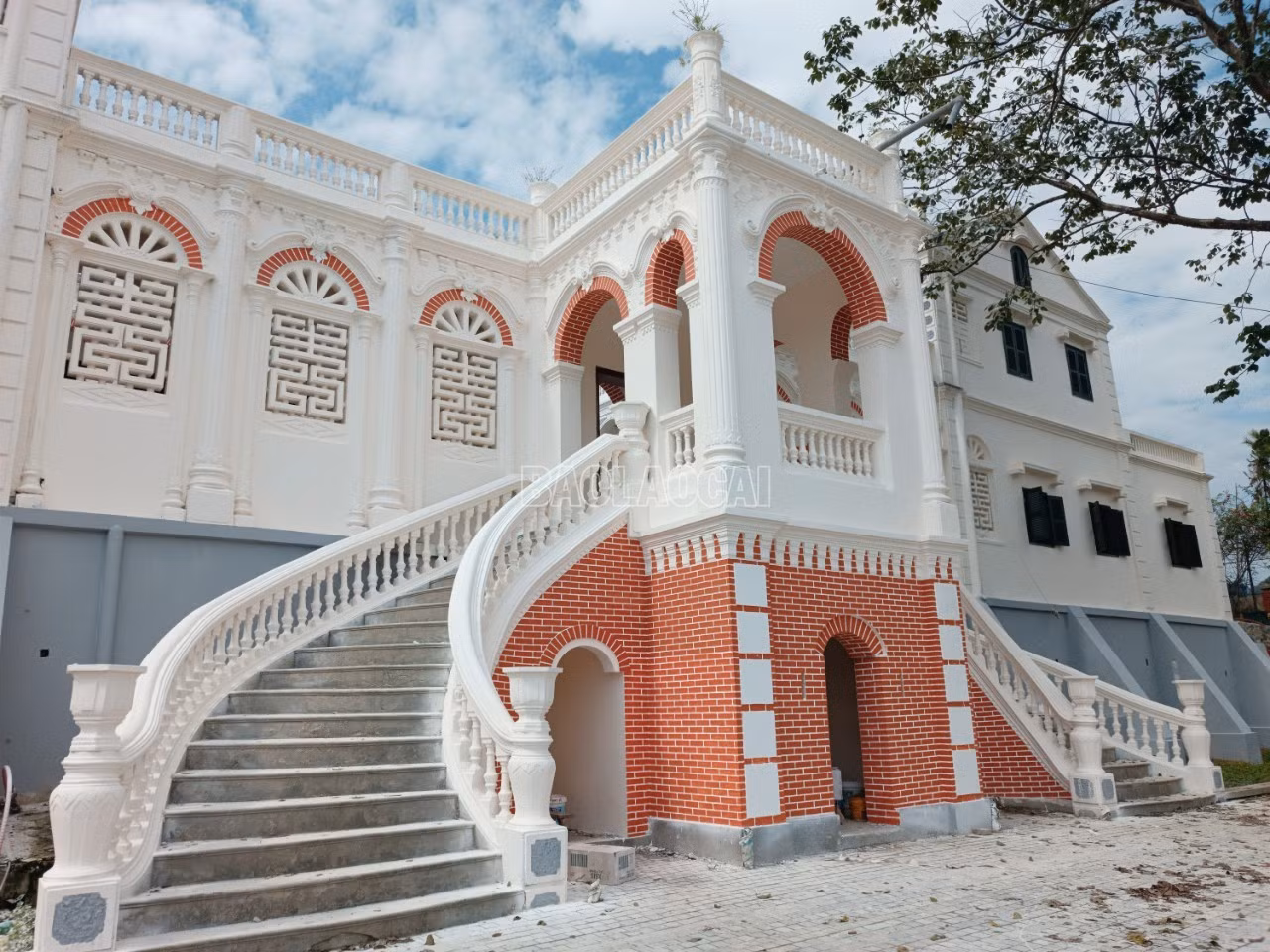 Cầu thang hai bên tới phòng chờ trước khi bước vào khoảng sân trời.