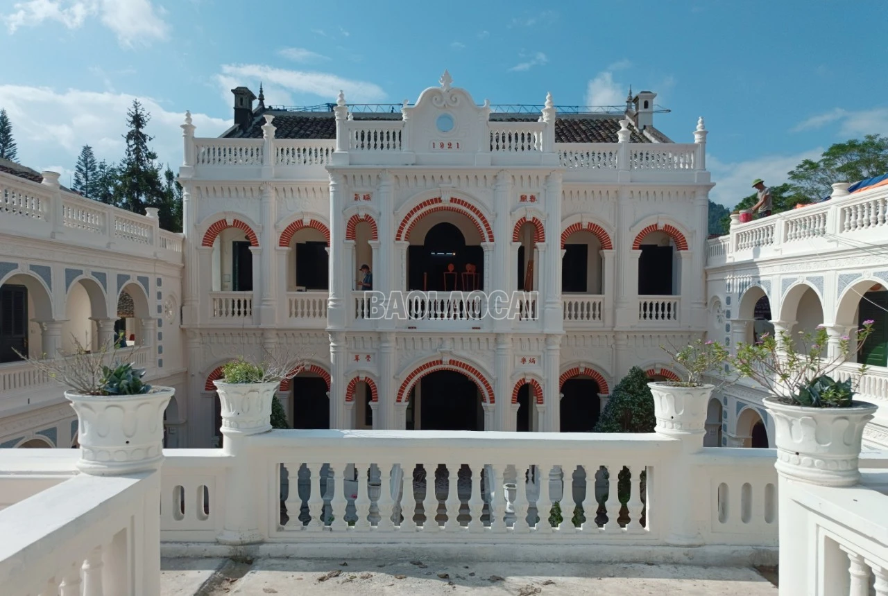 Dinh được thiết kế bố cục hình chữ nhật. Nhà chính ở phía sâu bên trong, hai bên lối vào là nhà phụ, trước là bức bình phong, giữa là sân trời.